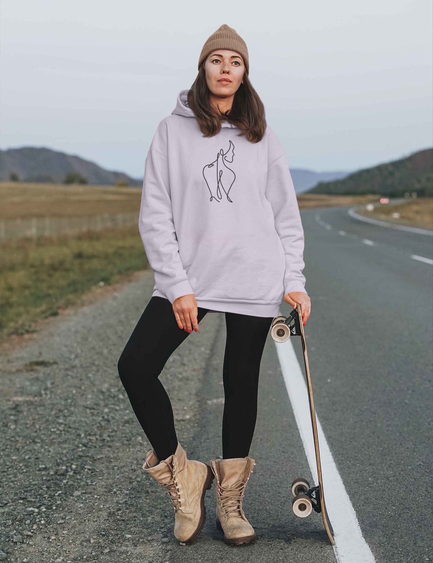 Frau mit einem oversized Hoodie mit schlichtem, aber schickem schwarzen Print der Rückansicht einer Frau in Oneline-Art.