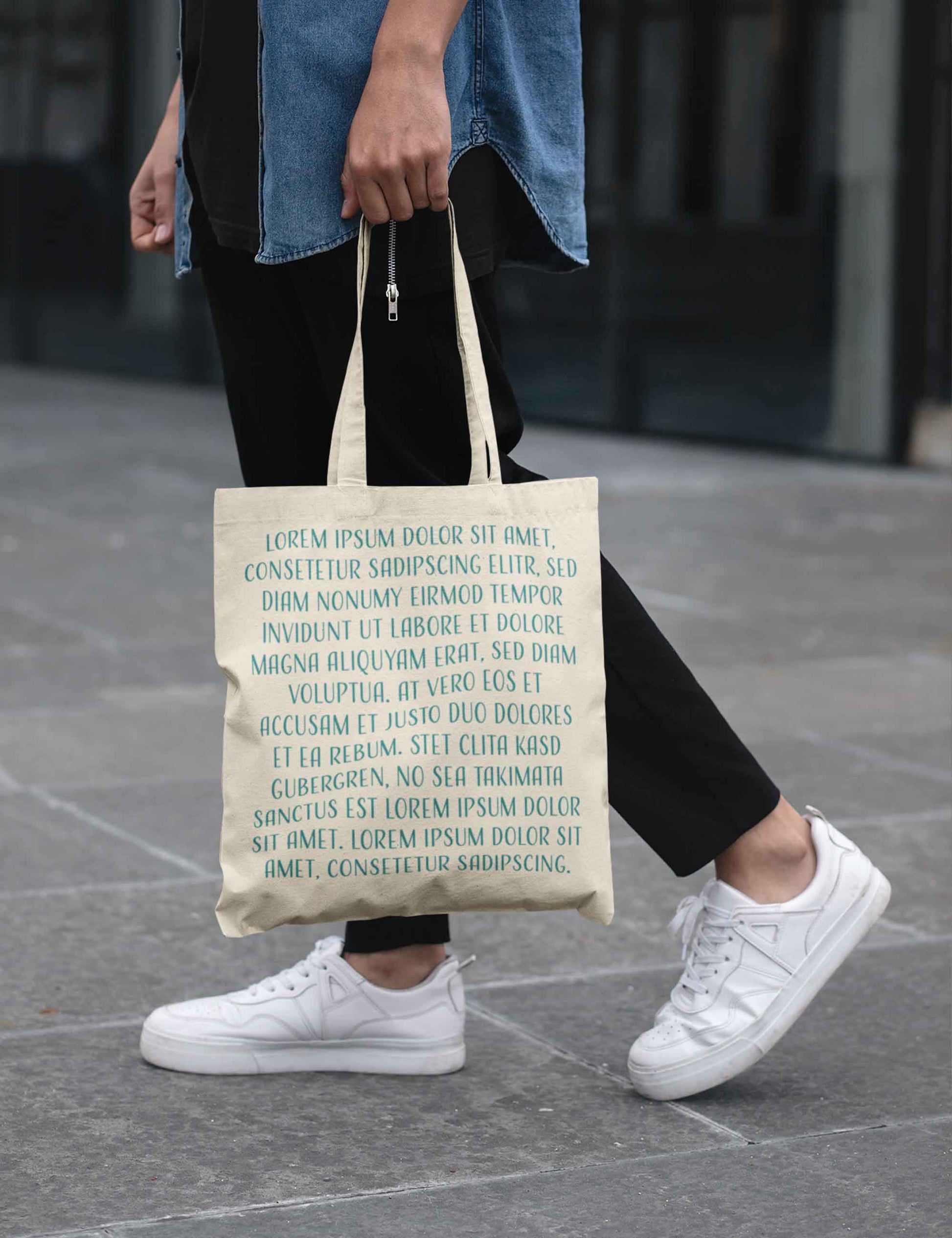 Mann trägt einen Baumwollbeutel naturfarben, mit Bodenfalte, langen Henkeln zum besseren Tragen und ganz viel Fülltext: lorem ipsum