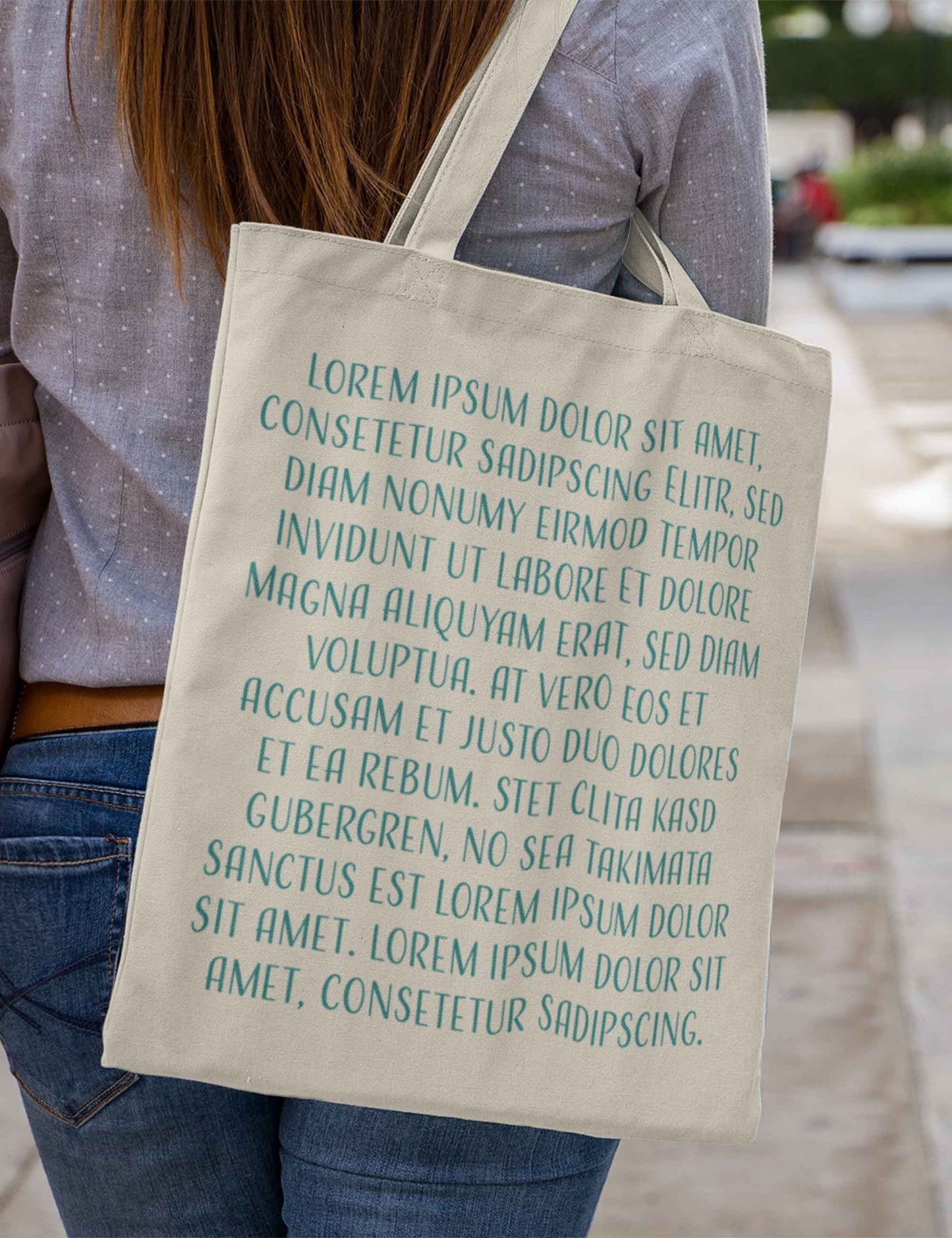 Frau trägt einen Baumwollbeutel naturfarben, mit Bodenfalte, langen Henkeln zum besseren Tragen und ganz viel Fülltext: lorem ipsum