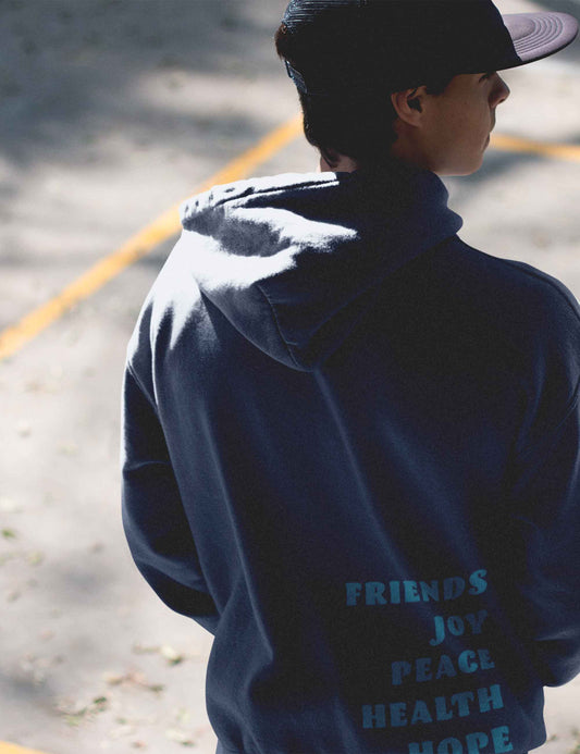 Jugendlicher mit navy farbenem Oversized Hoodie mit fünf Begriffen in Türkis auf dem Rücken