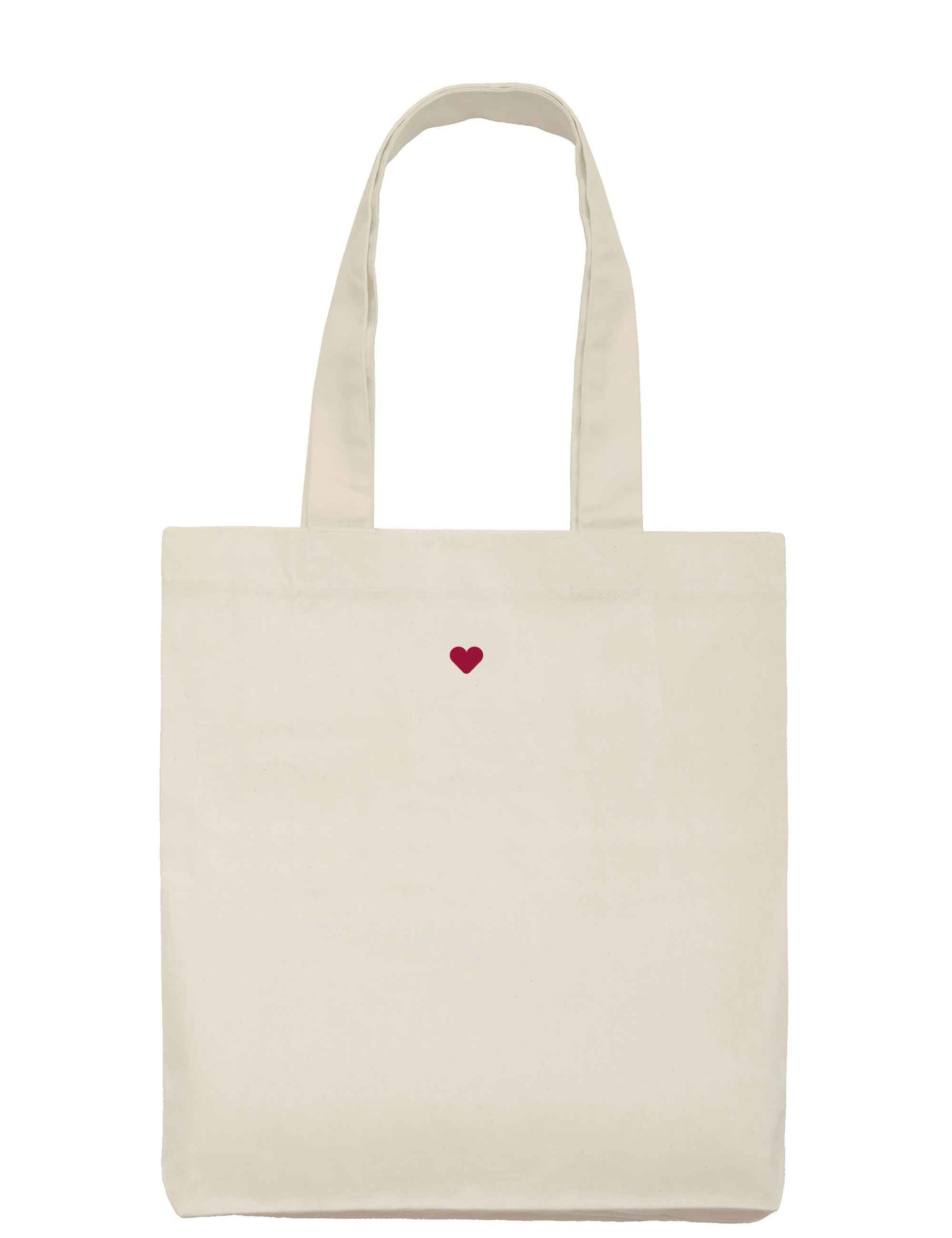Fester Baumwollbeutel naturfarben, mit Bodenfalte, langen Henkeln zum besseren Tragen und einem kleinen weichen Herz aus Flock