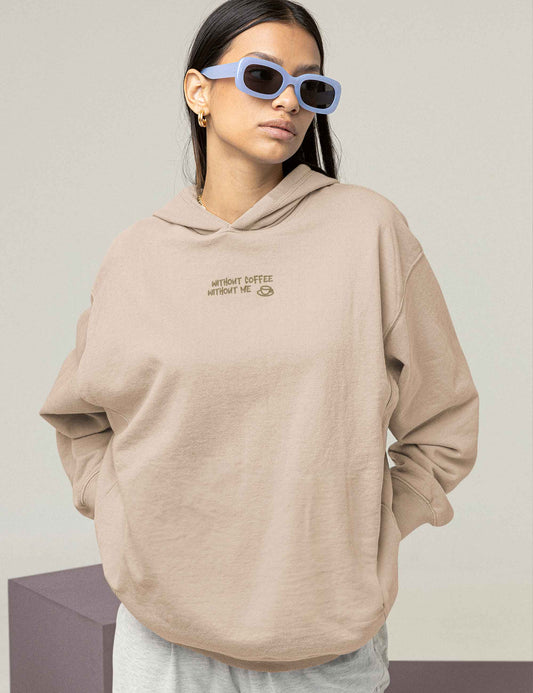 Frau trägt einen sandfarbenen oversized Hoodie mit dem Aufdruck: without coffee, without me.