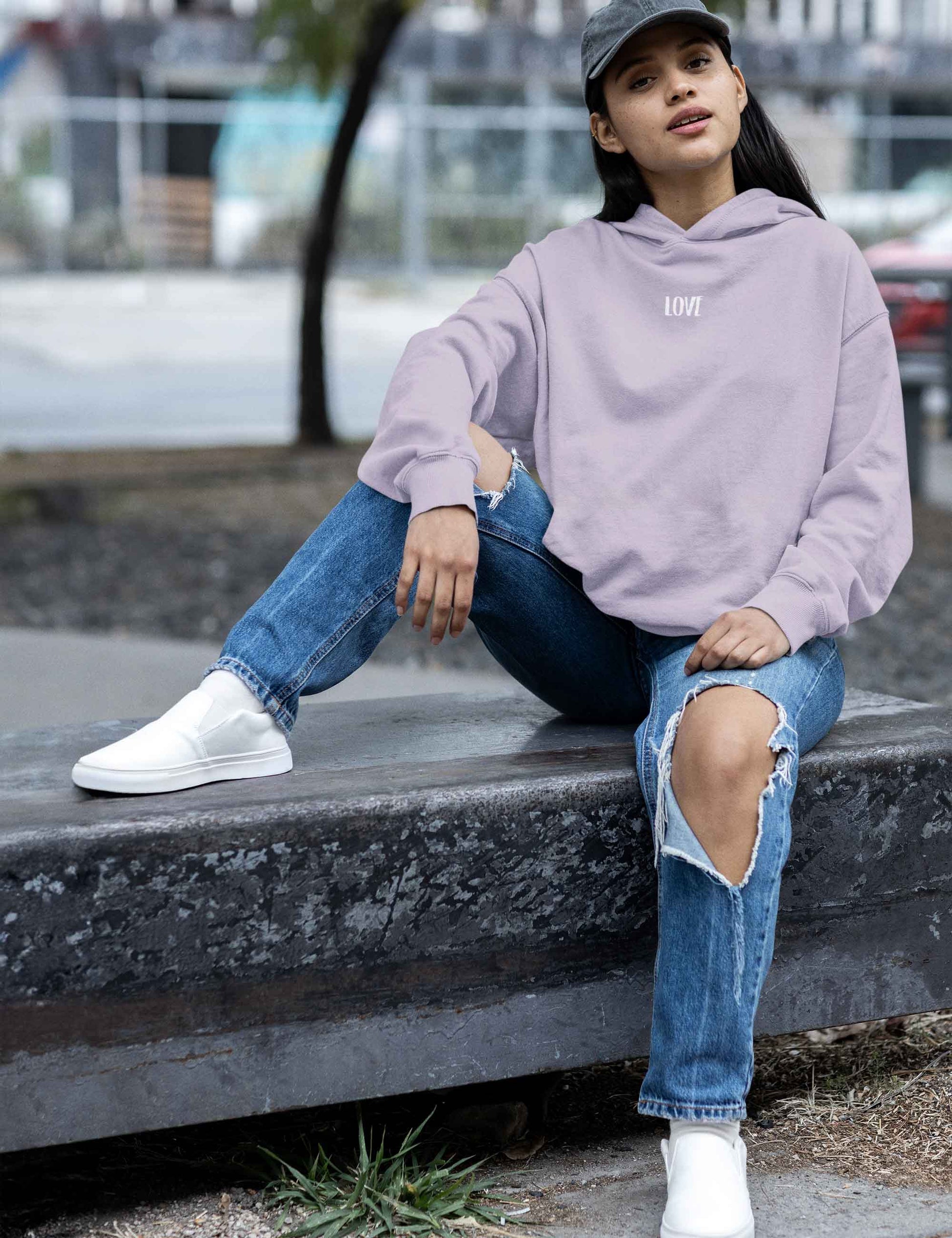Frau mit Wohlfühlhoodie in Flieder mit weichem Schriftzug LOVE aus Flock