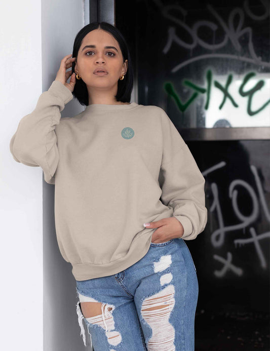 Frau trägt einen bequemen Oversized Sweater mit unserem Ray and Root Logo