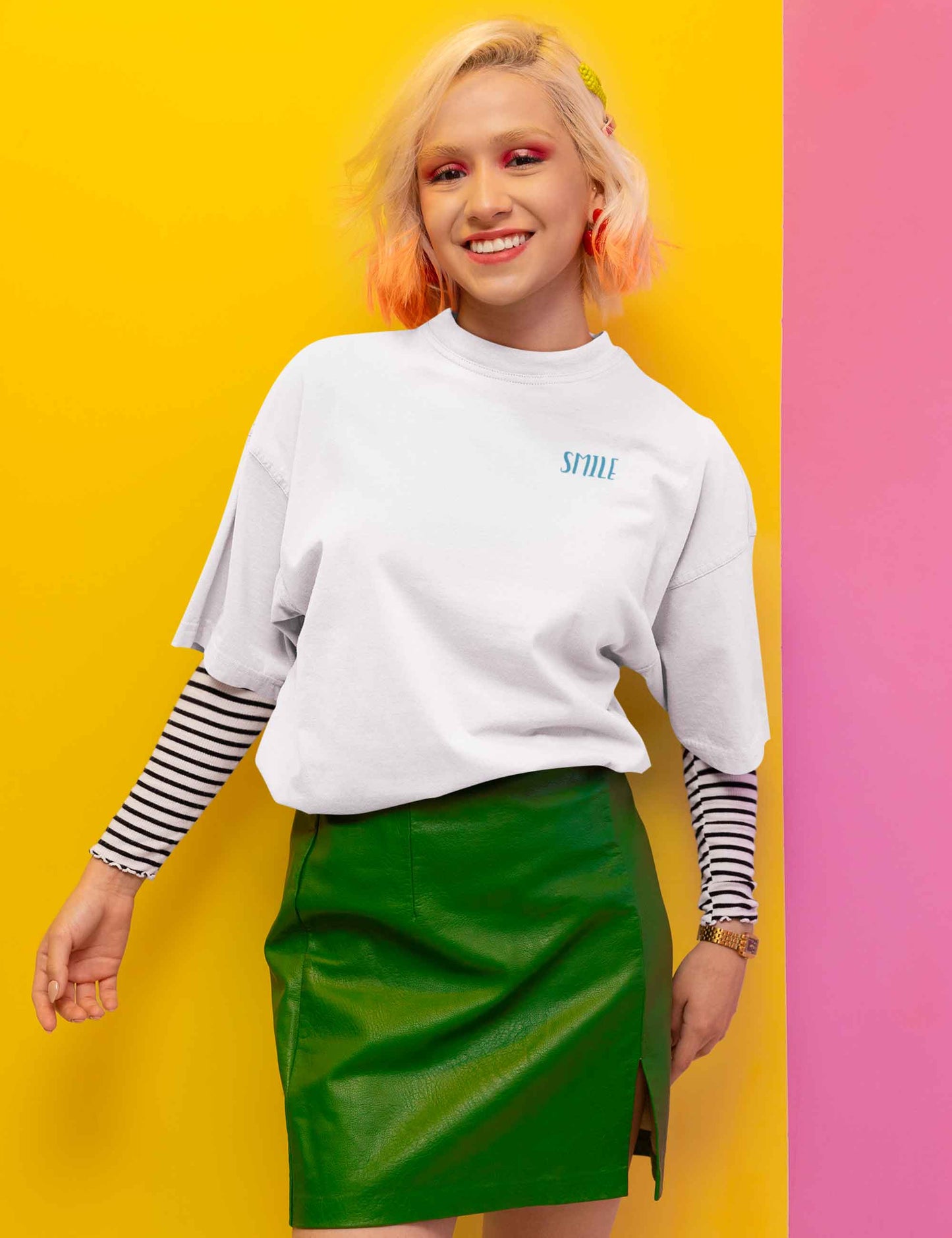 Lächelnde Frau mit oversized T-Shirt mit schlichtem, aber coolem SMILE Schriftzug aus weichem Flock