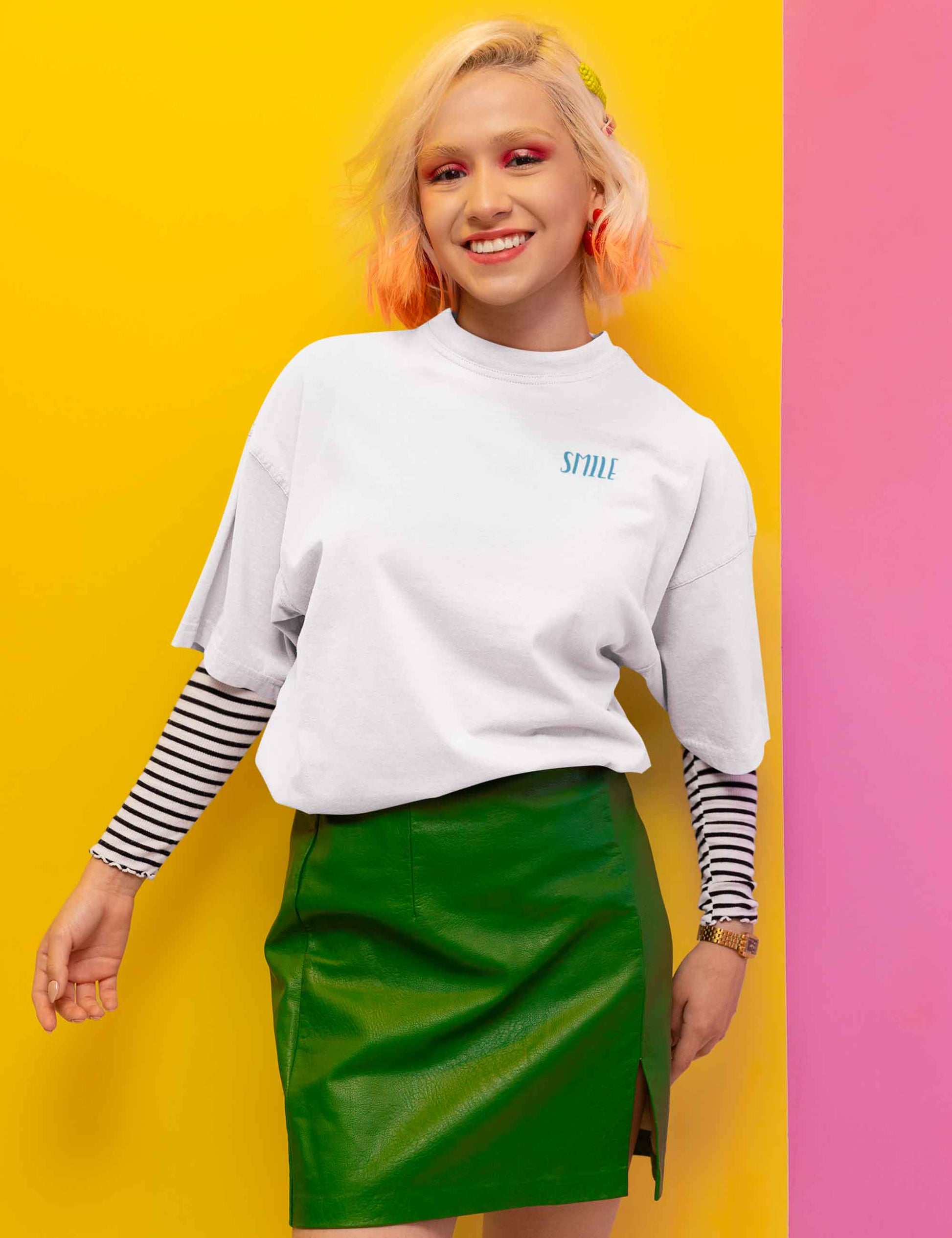 Lächelnde Frau mit oversized T-Shirt mit schlichtem, aber coolem SMILE Schriftzug aus weichem Flock