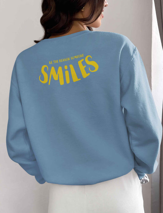 Frau mit Oversized-Hoodie in lässigem Design mit BE THE REASON SOMEONE SMILES Print auf dem Rücken