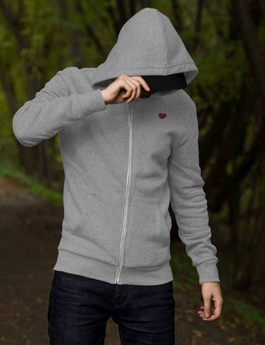 Mann mit Lässiger Zip-Hoodie in grau mit kleinem, weichen Herz aus Flock auf der Brust