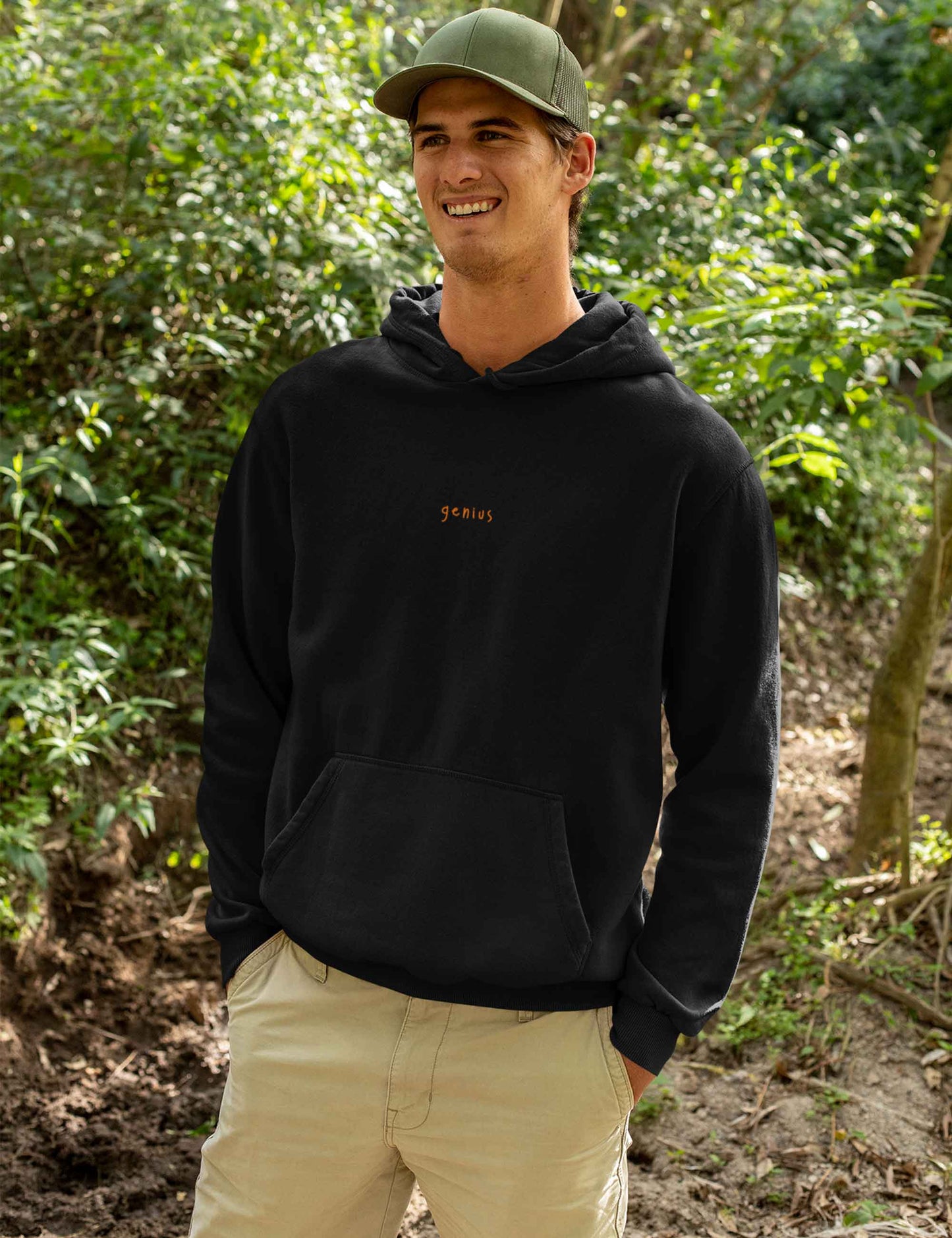 Mann mit lässigem Hoodie mit "genius"-Print in orange auf der Brust