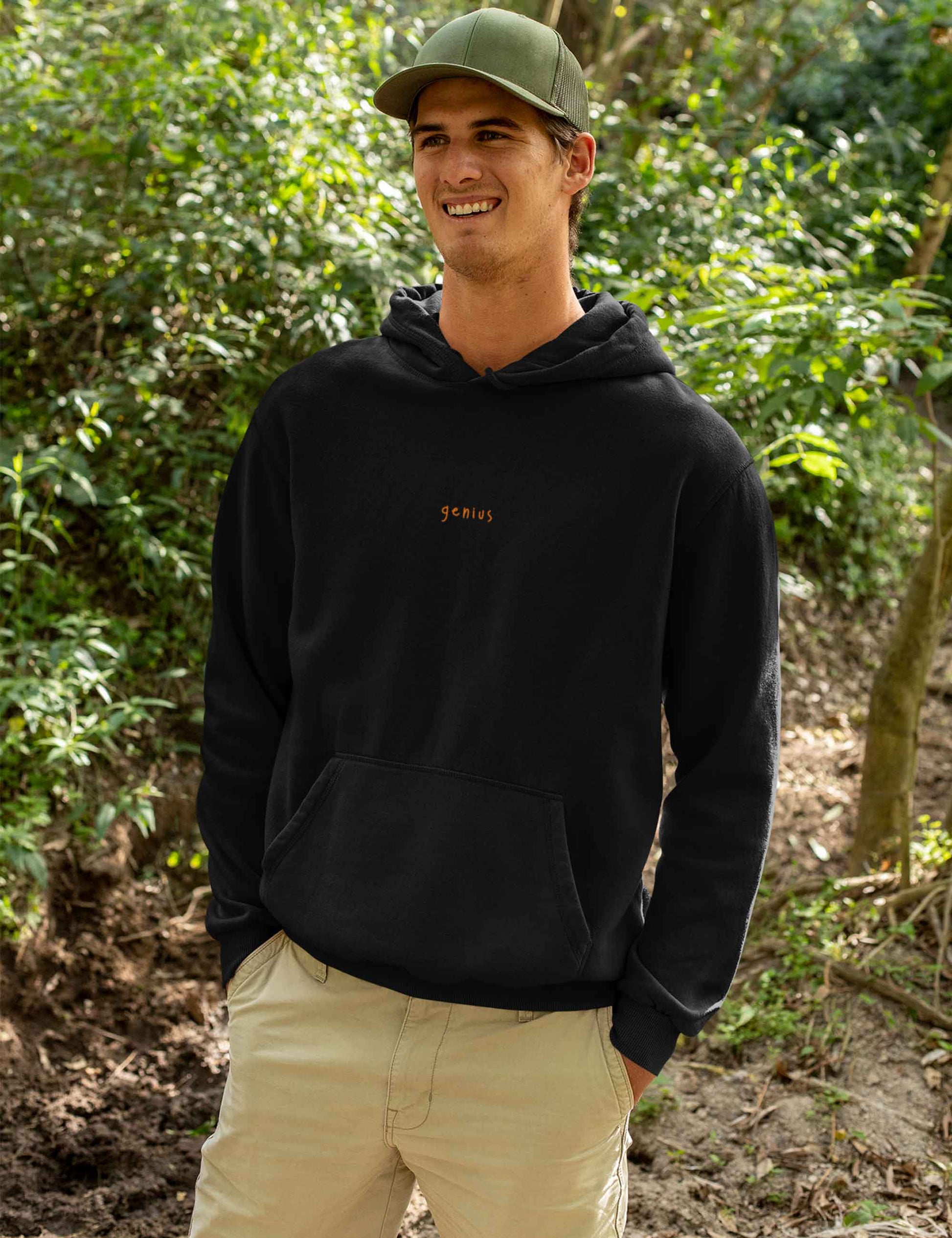 Mann mit lässigem Hoodie mit "genius"-Print in orange auf der Brust