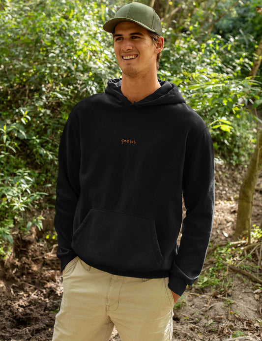 Mann mit lässigem Hoodie mit "genius"-Print in orange auf der Brust